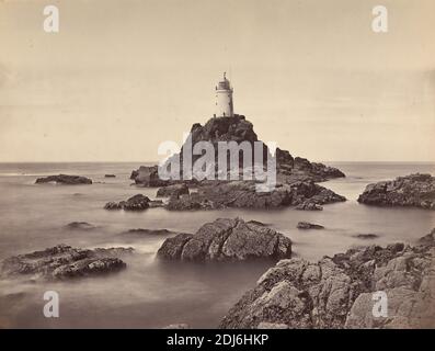 Long Ships Lighthouse Off the Land’s End, Cornovaglia, William May, attivo del XIX secolo, inglese, 1860, stampa albume da collodio umido negativo su carta sottile, liscia, crema di wove, foglio: 11 1/4 × 15 pollici (28.6 × 38.1 cm) e Mount: 18 × 21 1/2 pollici (45.7 × 54.6 cm), soggetto architettonico, paesaggio, faro, arte marina, rocce (forme di terra), mare, Cornovaglia, Inghilterra, Regno Unito Foto Stock