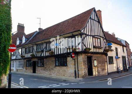 La casa pubblica Blue Pig, all'angolo tra Vine Street e Swinegate, Grantham, Lincolnshire, Regno Unito. Foto Stock