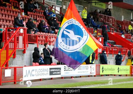 Crawley, Regno Unito. 13 Dicembre 2020. Il badge Brighton & Hove Albion Women con i colori Pride durante la partita FAWSL tra Brighton e Hove Albion Women e Chelsea Women presso il People's Pension Stadium di Crawley, Inghilterra, il 13 dicembre 2020. Foto di Carlton Myrie/prime Media Images. Credit: Prime Media Images/Alamy Live News Foto Stock