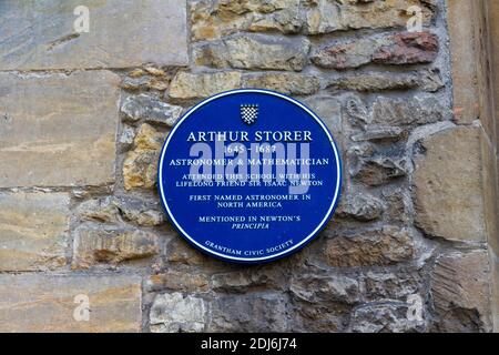 Placca blu per Arthur Storer attaccata alla Kings School Hall, dove Sir Isaac Newton è stato istruito, Grantham, Lincolnshire, Regno Unito. Foto Stock