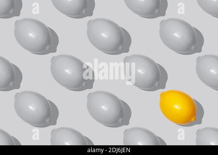 Modello senza cuciture Limoni grigi e gialli nel colore di L'anno 2021 da Pantone Foto Stock