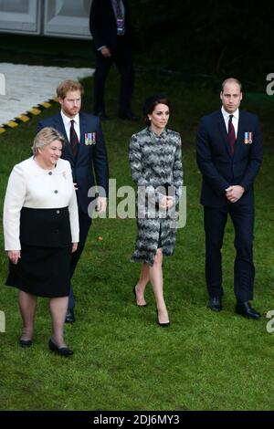 Il duca e la duchessa di Cambridge e il principe Harry partecipano a una veglia guidata da militari per commemorare il centesimo anniversario dell'inizio della battaglia della Somme al memoriale di Thiepval ai scomparsi, Come parte della commemorazione del centenario della Battaglia della Somme al Commonwealth Graves Commission Thiepval Memorial a Thiepval, Francia il 30 giugno 2016. 70,000 soldati britannici e del Commonwealth senza tomba nota sono commemorati a Thiepval. Foto di ABACAPRESS.COM Foto Stock