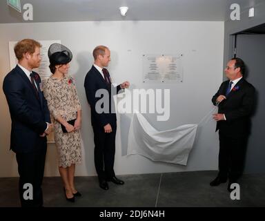 Il presidente francese Francois Hollande, a destra, e il principe William, il duca di Cambridge, tirano una tenda per svelare una targa commemorativa all'interno del monumento Thiepval della prima guerra mondiale, mentre sua moglie Kate, la duchessa di Cambridge, E il principe britannico Harry, partito, guarda sopra prima delle commemorazioni del centenario della Somme a Thiepval, Francia del nord, venerdì, 1 luglio 2016. Una settimana dopo il voto della Gran Bretagna per lasciare l'Unione europea, il primo ministro David Cameron e i membri della famiglia reale si schiereranno fianco a fianco del presidente francese per celebrare la loro storica alleanza nel centenario della battaglia più letale Foto Stock