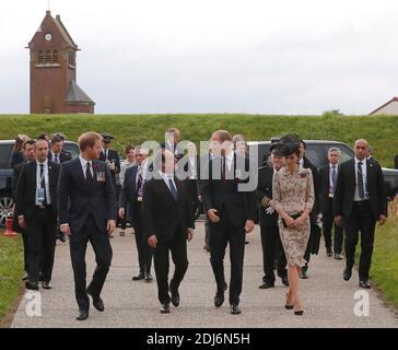 Il presidente francese Francois Hollande, centro a sinistra, saluta il principe britannico William, centro a destra, sua moglie Kate, la duchessa di Cambridge, e il principe Harry, partito, come arrivano a Thiepval, nel nord della Francia, per partecipare alle commemorazioni del centenario della Somme, venerdì 1 luglio 2016. Una settimana dopo il voto della Gran Bretagna per lasciare l'Unione europea, il primo ministro David Cameron e i membri della famiglia reale si schiereranno fianco a fianco del presidente francese per celebrare la loro storica alleanza nel centenario della più letale battaglia della guerra mondiale I.Foto di Francois Mori/Pool/ABACAPRESS.COM Foto Stock