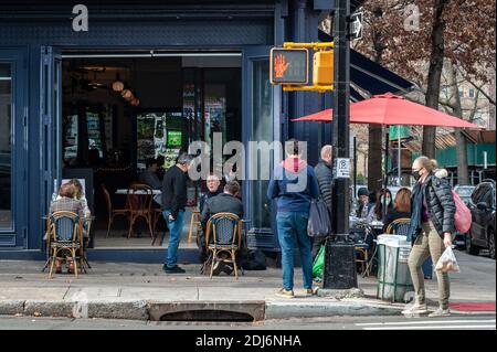 Queens, Stati Uniti d'America. 13 Dicembre 2020. I newyorkesi godono di una giornata di dicembre insolitamente calda mentre mangiano in un ristorante nel quartiere Park Slope di Brooklyn, New York, il 13 dicembre 2020. (Foto di Gabriele Holtermann/Sipa USA) (foto di Gabriele Holtermann) Credit: Sipa USA/Alamy Live News Foto Stock