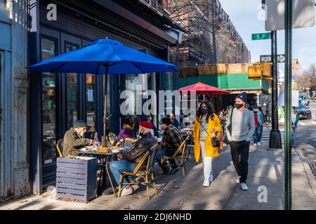 Queens, Stati Uniti d'America. 13 Dicembre 2020. I newyorkesi godono di una giornata di dicembre insolitamente calda mentre mangiano in un ristorante nel quartiere Park Slope di Brooklyn, New York, il 13 dicembre 2020. (Foto di Gabriele Holtermann/Sipa USA) (foto di Gabriele Holtermann) Credit: Sipa USA/Alamy Live News Foto Stock