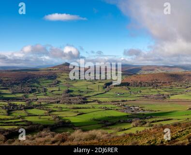 Splendida vista del Pan di zucchero di montagna peek dal paese del sud del galles UK. Foto Stock