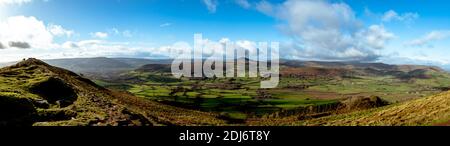 Colpo panoramico di Pan di zucchero in lontananza con bellissimo scenario gallese intorno ad esso preso dalla Skirrid fawr sud galles uk. Foto Stock