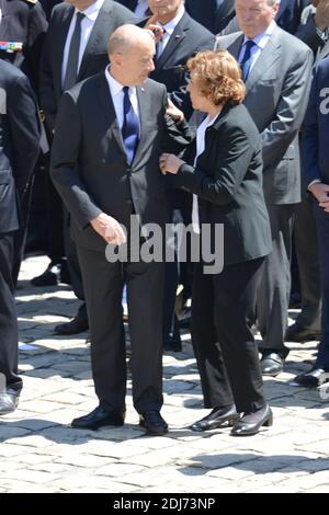 Alain Juppe aiuta Edith Cresson a partecipare a un tributo nazionale all'ex primo ministro francese Michel Rocard, nel cortile dell'Hotel des Invalides, a Parigi, in Francia, il 7 luglio 2016. Foto di Ammar Abd Rabbo/ABACAPRESS.COM Foto Stock