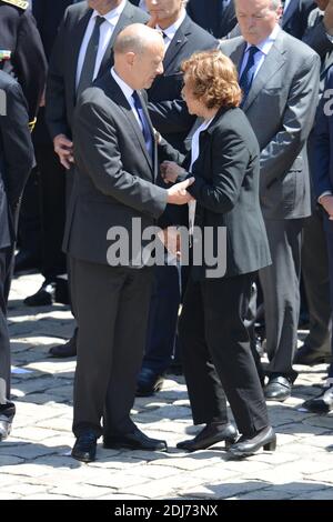 Alain Juppe aiuta Edith Cresson a partecipare a un tributo nazionale all'ex primo ministro francese Michel Rocard, nel cortile dell'Hotel des Invalides, a Parigi, in Francia, il 7 luglio 2016. Foto di Ammar Abd Rabbo/ABACAPRESS.COM Foto Stock