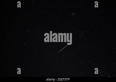 Meteor caduta forma stella su cielo stellato notte, spazio universo, scienza sfondo Foto Stock