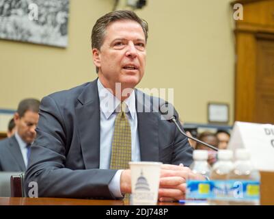 Il direttore dell'FBI James Comey testimonia dinanzi al Comitato della Camera degli Stati Uniti per la supervisione e la riforma del governo in seguito al suo annuncio di martedì che raccomanderebbe di non perseguire l'ex Segretario di Stato americano Hillary Clinton per aver mantenuto un server privato su Capitol Hill a Washington, DC, USA, giovedì, 7 luglio 2016. Foto di Ron Sachs/CNP/ABACAPRESS.COM Foto Stock