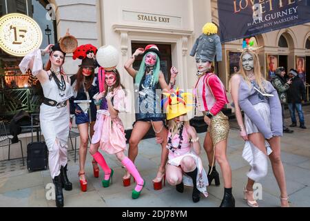 Londra, Regno Unito. 12 Dec 2020. Sfilata di moda Pierre Garroudi. Models partecipa a uno spettacolo flashmob su Piccadilly Circus. Credito: Waldemar Sikora Foto Stock