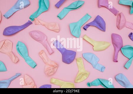 Palloncini colorati su sfondo rosa. Concetto minimo di festa Foto Stock