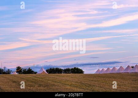 GRAN BRETAGNA / Inghilterra / Hertfordshire /Glamping tende da campeggio in un campo in una mattina soleggiata Foto Stock