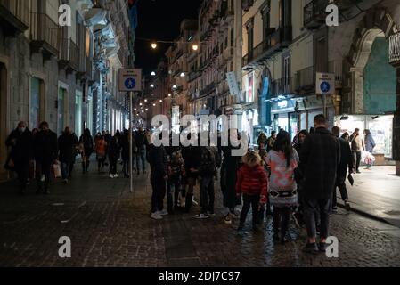 Napoli, Italia. 13 Dicembre 2020. Napoli è per la prima volta fuori dalla zona rossa. Questa è la prima serata di sabato nella zona arancione. (Foto di Vincenzo Noletto/Pacific Press) Credit: Pacific Press Media Production Corp./Alamy Live News Foto Stock