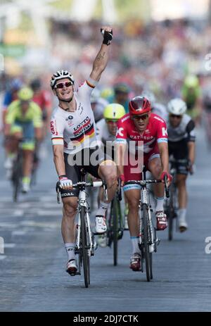 Andre Greipel - Team Lotto Soudal attraversa la fila davanti a Peter Sagan - Team Tinkoff per vincere la tappa 21 del Tour de France 2016 a Parigi, Francia Foto di Laurent Zabulon/ABACAPRESS.COM Foto Stock