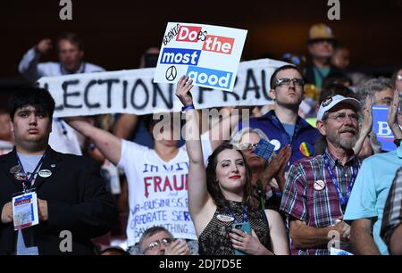 I delegati si rallegrano durante la votazione di appello nominale il secondo giorno della Convenzione Nazionale Democratica il 26 luglio 2016 al Wells Fargo Center, Philadelphia, Pennsylvania, Foto di Olivier Douliery/Abacapress.com Foto Stock