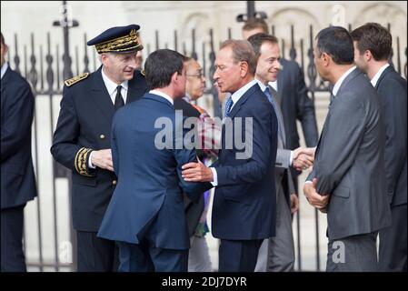 Il primo ministro Manuel Valls e l'ex sindaco di Parigi Bertrand Delanoe arrivano per una messa speciale tenutasi nella cattedrale di Notre-Dame de Paris in memoria del padre Jacques Hamel ucciso dai terroristi nella sua chiesa di Saint-Etienne-du-Rouvray, in Normandia, a Parigi, in Francia, il 27 luglio 2016. Foto di Frederic Lafargue/ABACAPRESS.COM Foto Stock