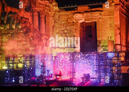 Il compositore francese Jean-Michel Jarre si esibisce proprio accanto al tempio di Bacco, nell'antico sito di Baalbeck, Libano orientale, il 30 luglio 2016, come parte del Festival Internazionale di Baalbeck. Foto di Ammar Abd Rabbo/ABACAPRESS.COM Foto Stock