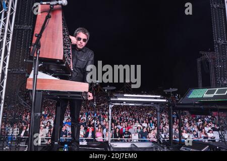 Il compositore francese Jean-Michel Jarre si esibisce proprio accanto al tempio di Bacco, nell'antico sito di Baalbeck, Libano orientale, il 30 luglio 2016, come parte del Festival Internazionale di Baalbeck. Foto di Ammar Abd Rabbo/ABACAPRESS.COM Foto Stock