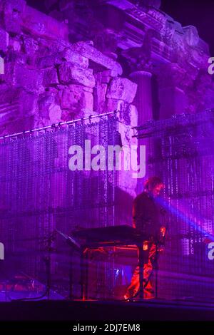 Il compositore francese Jean-Michel Jarre si esibisce proprio accanto al tempio di Bacco, nell'antico sito di Baalbeck, Libano orientale, il 30 luglio 2016, come parte del Festival Internazionale di Baalbeck. Foto di Ammar Abd Rabbo/ABACAPRESS.COM Foto Stock