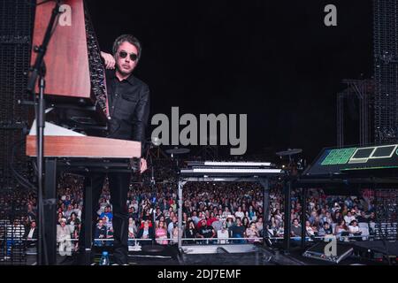 Il compositore francese Jean-Michel Jarre si esibisce proprio accanto al tempio di Bacco, nell'antico sito di Baalbeck, Libano orientale, il 30 luglio 2016, come parte del Festival Internazionale di Baalbeck. Foto di Ammar Abd Rabbo/ABACAPRESS.COM Foto Stock