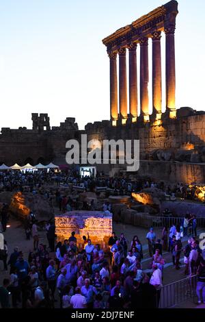 Il compositore francese Jean-Michel Jarre si esibisce proprio accanto al tempio di Bacco, nell'antico sito di Baalbeck, Libano orientale, il 30 luglio 2016, come parte del Festival Internazionale di Baalbeck. Foto di Ammar Abd Rabbo/ABACAPRESS.COM Foto Stock