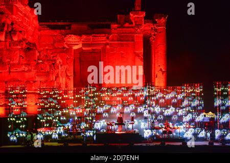 Il compositore francese Jean-Michel Jarre si esibisce proprio accanto al tempio di Bacco, nell'antico sito di Baalbeck, Libano orientale, il 30 luglio 2016, come parte del Festival Internazionale di Baalbeck. Foto di Ammar Abd Rabbo/ABACAPRESS.COM Foto Stock