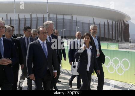 Il presidente francese Francois Hollande (C) cammina con il presidente del Comitato Olimpico brasiliano Carlos Arthur Nuzman (L), co-presidente dei Giochi Olimpici e Paralimpici di Parigi 2024 Bid Bernard Lapasset (C-R) e sindaco di Parigi Anne Hidalgo (2° R) Fuori Carioca Arena 1 durante la sua visita alle Olimpiadi di Rio 2016 a Rio de Janeiro, Brasile, il 4 agosto 2016. / FOTO AFP / JACK GUEZ Foto Stock