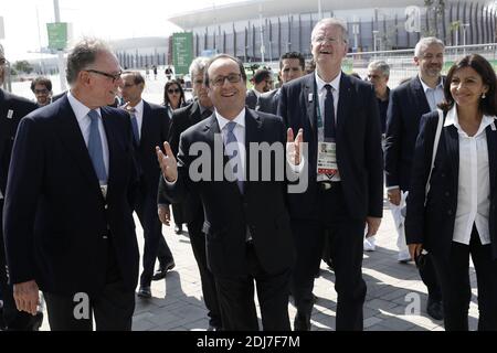 Il presidente francese Francois Hollande (II L) cammina con (da L) il presidente del Comitato Olimpico brasiliano Carlos Arthur Nuzman, co-presidente dei Giochi Olimpici e Paralimpici di Parigi 2024 Bid Bernard Lapasset e sindaco di Parigi Anne Hidalgo durante la sua visita per partecipare alle Olimpiadi di Rio 2016 a Rio de Janeiro, Brasile, il 4 agosto 2016. / FOTO AFP / JACK GUEZ Foto Stock