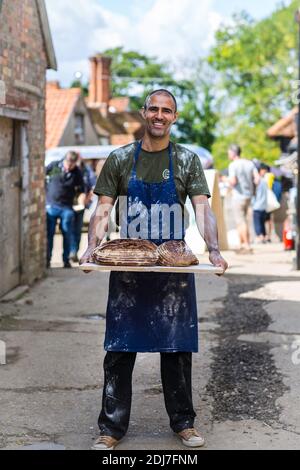 GRAN BRETAGNA / Inghilterra / Hertfordshire /Duchess Farms/ panettiere artigiano che tiene pane artigianale . Foto Stock