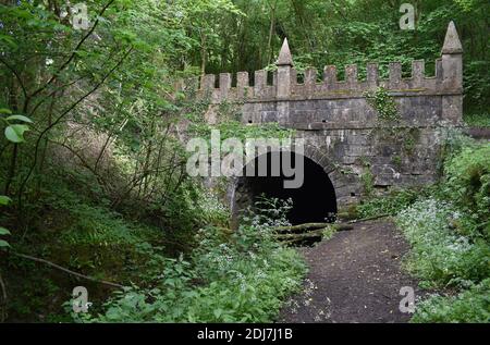 Il portale occidentale del Sapperton Canal Tunnel sul Tamigi e sul canale Severn nel Gloucestershire, Inghilterra. Foto Stock