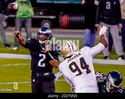 Philadelphia, Pennsylvania, Stati Uniti. 13 Dicembre 2020. 13 dicembre 2020: Philadelphia quarterback Jalen fa male la palla durante la partita di football NFL tra i New Orleans Saints e le Aquile di Filadelfia al Lincoln Financial Field di Philadelphia, Pennsylvania. Scott Serio/Cal Sport Media/Alamy Live News Foto Stock