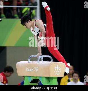 Il ginnasta giapponese Kohei Uchimura esegue la sua routine sul cavallo Pommel nelle finali individuali di ginnastica artistica maschile delle Olimpiadi estive di Rio del 2016 a Rio de Janeiro, Brasile, 10 agosto 2016. Il giapponese Kohei Uchimura ha vinto la medaglia d'oro, l'ucraino Oleg Verniaiev ha vinto l'argento e il britannico Max Whitlock ha vinto il bronzo. Foto di Giuliano Bevilacqua/ABACAPRESS.COM Foto Stock