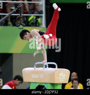 Il ginnasta giapponese Kohei Uchimura esegue la sua routine sul cavallo Pommel nelle finali individuali di ginnastica artistica maschile delle Olimpiadi estive di Rio del 2016 a Rio de Janeiro, Brasile, 10 agosto 2016. Il giapponese Kohei Uchimura ha vinto la medaglia d'oro, l'ucraino Oleg Verniaiev ha vinto l'argento e il britannico Max Whitlock ha vinto il bronzo. Foto di Giuliano Bevilacqua/ABACAPRESS.COM Foto Stock