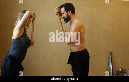giovane donna che pratica l'antica arte marziale del combattimento con il bastone, attaccando con il bastone Foto Stock