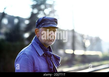 Ritratto del tecnico addetto alla manutenzione del treno in blu Foto Stock