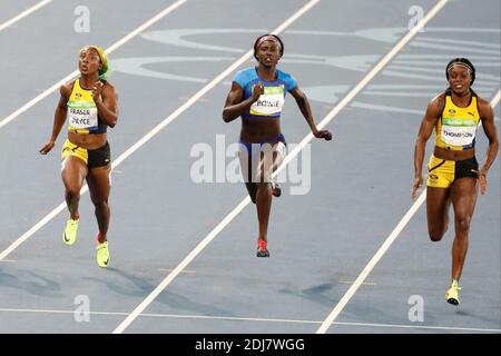 Podio nelle donne di 100 m da destra a sinistra : Elaine Thompson della Giamaica, vincitrice, Tori Bowie degli Stati Uniti, seconda e Shelly-Ann Fraser-Pryce della Giamaica hanno vinto anche la medaglia di bronzo nello Stadio Olimpico di Rio, Brasile, il 13 agosto 2016. Foto di Henri Szwarc/ABACAPRESS.COM Foto Stock