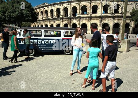 La caravane des jeunes "Les Republicains" a fait escale a Nimes après la Grande Motte et le Cap d'Agde (34) . Les jeunes militants font la tournée des lieux de vacances pour parler de l'Europe des futures primiers de leur parti. Nimes, Francia, le 13 Aout 2016. Foto di Pascal Parrot/ABACAPRESS.COM Foto Stock