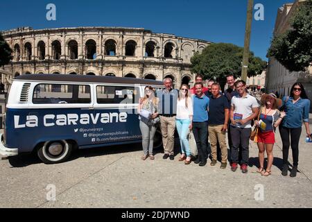 La caravane des jeunes "Les Republicains" a fait escale a Nimes après la Grande Motte et le Cap d'Agde (34) . Les jeunes militants font la tournée des lieux de vacances pour parler de l'Europe des futures primiers de leur parti. Nimes, Francia, le 13 Aout 2016. Foto di Pascal Parrot/ABACAPRESS.COM Foto Stock