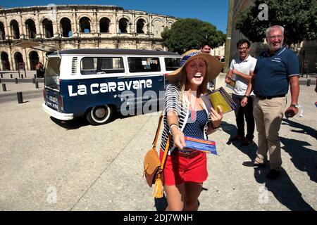 La caravane des jeunes "Les Republicains" a fait escale a Nimes après la Grande Motte et le Cap d'Agde (34) . Les jeunes militants font la tournée des lieux de vacances pour parler de l'Europe des futures primiers de leur parti. Nimes, Francia, le 13 Aout 2016. Foto di Pascal Parrot/ABACAPRESS.COM Foto Stock