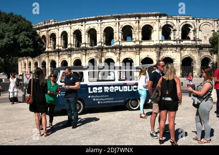 La caravane des jeunes "Les Republicains" a fait escale a Nimes après la Grande Motte et le Cap d'Agde (34) . Les jeunes militants font la tournée des lieux de vacances pour parler de l'Europe des futures primiers de leur parti. Nimes, Francia, le 13 Aout 2016. Foto di Pascal Parrot/ABACAPRESS.COM Foto Stock