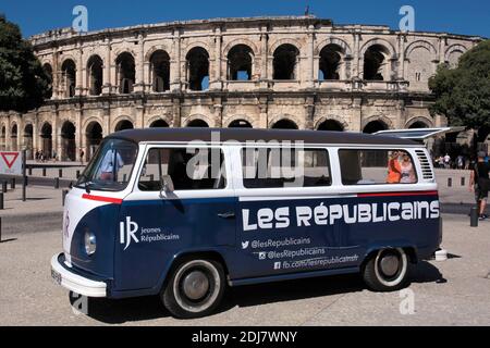 La caravane des jeunes "Les Republicains" a fait escale a Nimes après la Grande Motte et le Cap d'Agde (34) . Les jeunes militants font la tournée des lieux de vacances pour parler de l'Europe des futures primiers de leur parti. Nimes, Francia, le 13 Aout 2016. Foto di Pascal Parrot/ABACAPRESS.COM Foto Stock