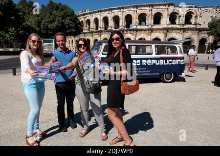 La caravane des jeunes "Les Republicains" a fait escale a Nimes après la Grande Motte et le Cap d'Agde (34) . Les jeunes militants font la tournée des lieux de vacances pour parler de l'Europe des futures primiers de leur parti. Nimes, Francia, le 13 Aout 2016. Foto di Pascal Parrot/ABACAPRESS.COM Foto Stock