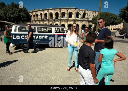 La caravane des jeunes "Les Republicains" a fait escale a Nimes après la Grande Motte et le Cap d'Agde (34) . Les jeunes militants font la tournée des lieux de vacances pour parler de l'Europe des futures primiers de leur parti. Nimes, Francia, le 13 Aout 2016. Foto di Pascal Parrot/ABACAPRESS.COM Foto Stock