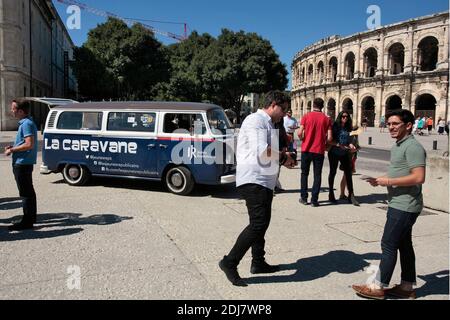 La caravane des jeunes "Les Republicains" a fait escale a Nimes après la Grande Motte et le Cap d'Agde (34) . Les jeunes militants font la tournée des lieux de vacances pour parler de l'Europe des futures primiers de leur parti. Nimes, Francia, le 13 Aout 2016. Foto di Pascal Parrot/ABACAPRESS.COM Foto Stock