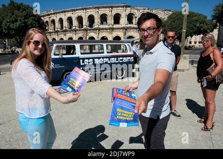 La caravane des jeunes "Les Republicains" a fait escale a Nimes après la Grande Motte et le Cap d'Agde (34) . Les jeunes militants font la tournée des lieux de vacances pour parler de l'Europe des futures primiers de leur parti. Nimes, Francia, le 13 Aout 2016. Foto di Pascal Parrot/ABACAPRESS.COM Foto Stock