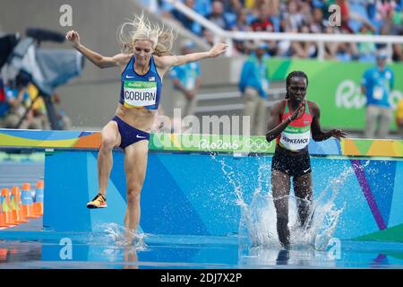 Hyvin Jepkemoi del Kenya e Emma Coburn degli Stati Uniti hanno vinto la medaglia d'argento e bronzo nelle 3000 donne steeplechase nello Stadio Olimpico di Rio, Brasile, il 15 agosto 2016. Foto di Henri Szwarc/ABACAPRESS.COM Foto Stock