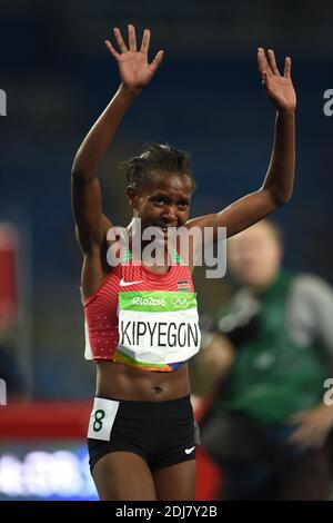 Faith Chepngetich Kipyegon del Kenya vince la medaglia d'oro nella finale femminile di 1500m il giorno 11 dei Giochi Olimpici di Rio 2016 allo Stadio Olimpico il 16 agosto 2016 a Rio de Janeiro, Brasile. Foto di Lionel Hahn/ABACAPRESS.COM Foto Stock